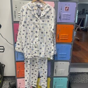 Concept Sports Ladies Pajama Set with snowflakes and NY Yankees Theme, L